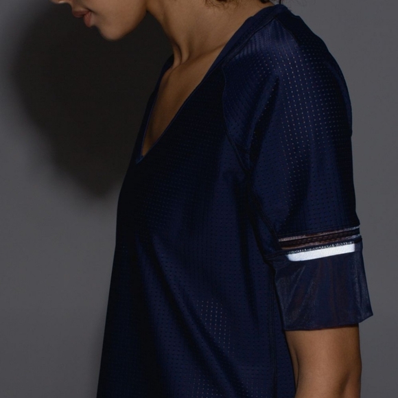 Lululemon Athletica Var-City Deep Navy 1/2 Sleeve V-Neck Shirt Women’s PTP 16" - Picture 4 of 10